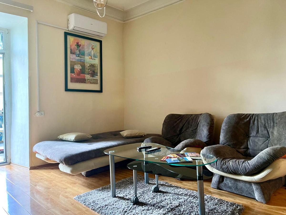 Apartment in Old Tbilisi Orbeliani Square Esterno foto